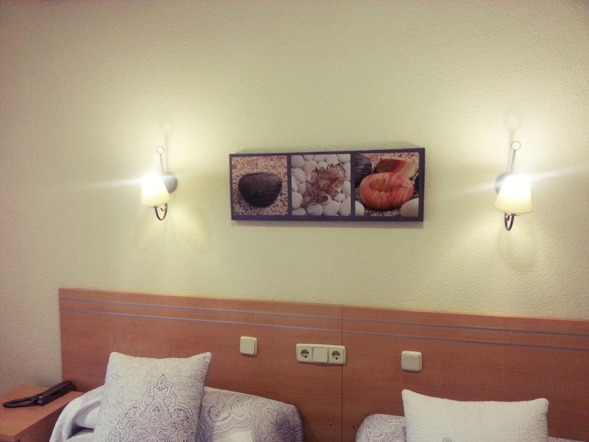 Hostal Avenida Madrid Exterior photo
