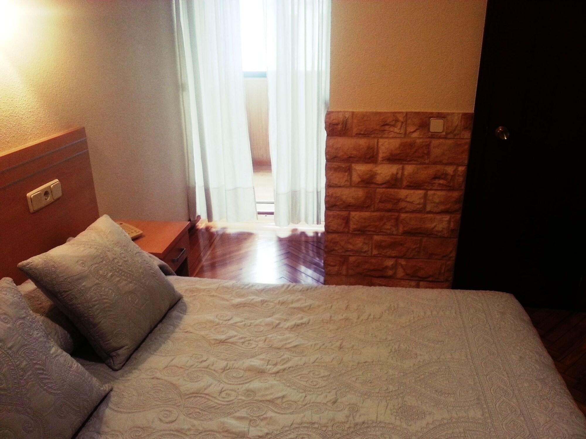 Hostal Avenida Madrid Exterior photo